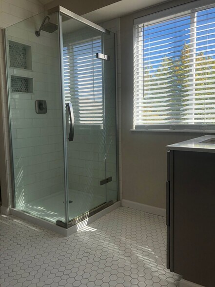 Building Photo - 5870 S Rock Creek Dr