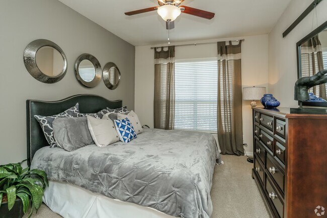 Building Photo - Downtown Luxury | 1-Bed with Style!