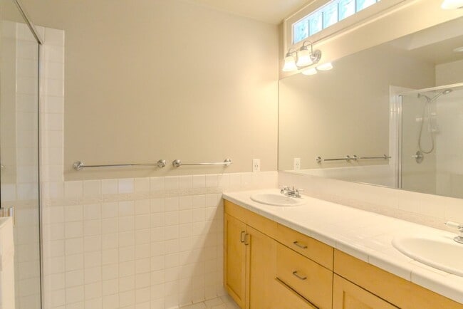 Building Photo - 4Bd/2.75Ba Seattle House