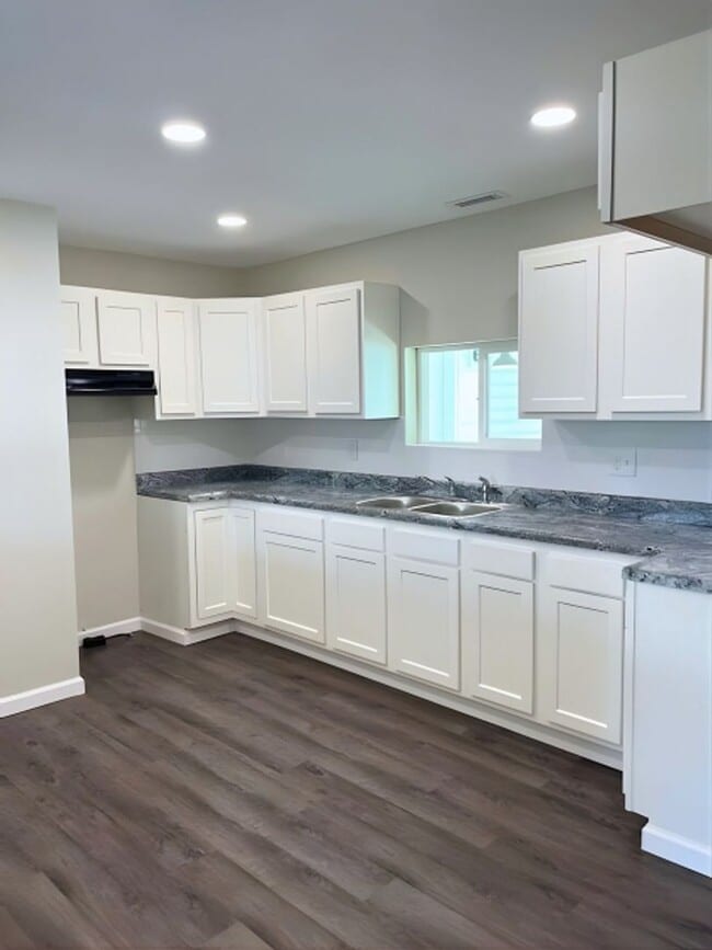 Building Photo - Modern & Spacious 3BR Home with Trendy Design Features and Large Yard!