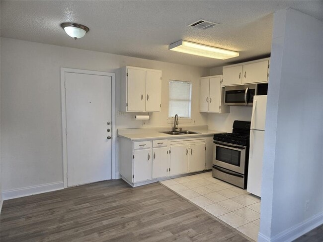 Building Photo - 6905 Bennett Ave