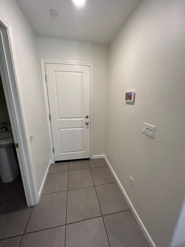 Building Photo - Spacious 5 Bedroom 4 Bathroom in Tulare!!
