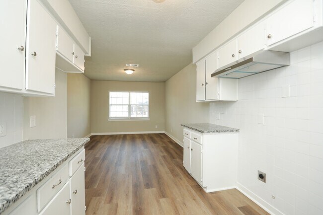 Building Photo - 631 Edgebrook Dr