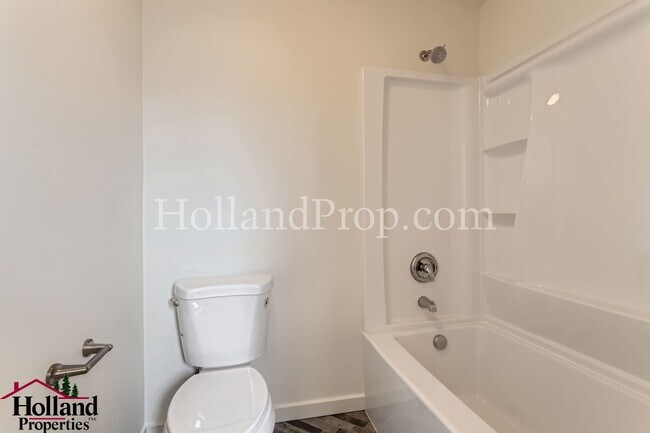 Building Photo - ** BEST PRICE ** - Wonderful 3 Bed 3 Bath ...