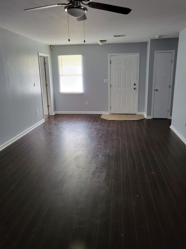 Building Photo - Single family home with covered front porc...