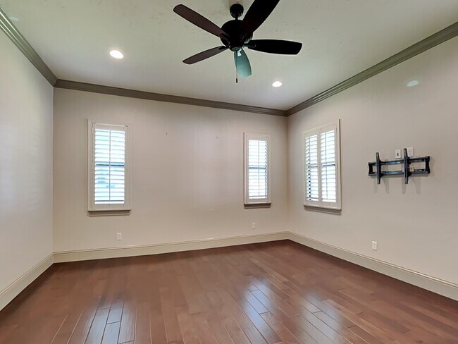 Building Photo - 1240 Poinsettia Ave