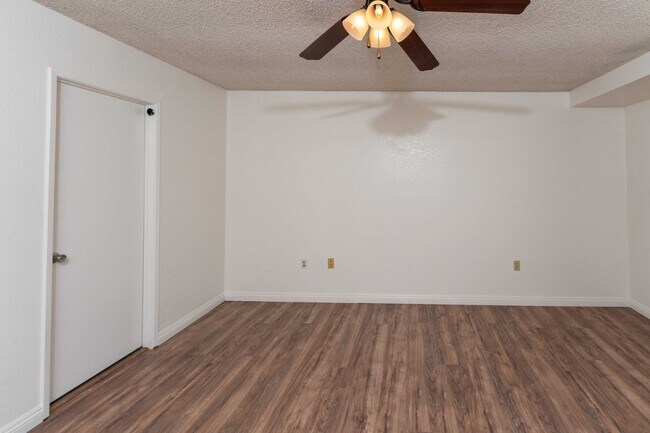 Building Photo - >>>>> TWO BEDROOM 1.5 BATHS TOWN-HOME STYL...