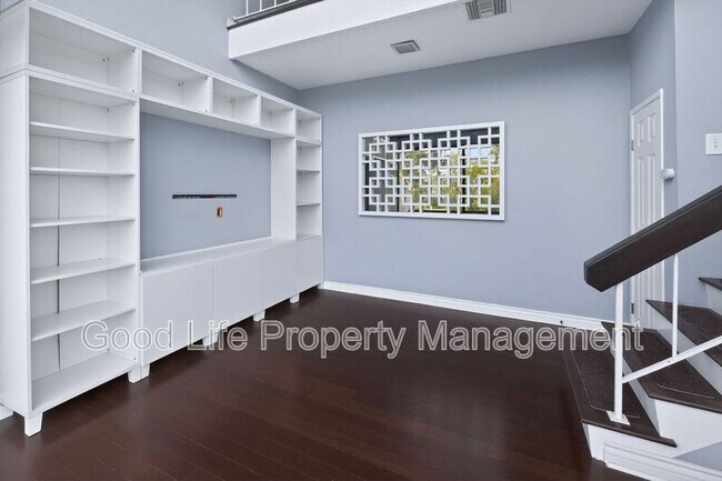 Building Photo - 2564 Navarra Dr