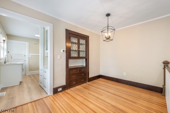 Building Photo - 50 Walnut Crescent