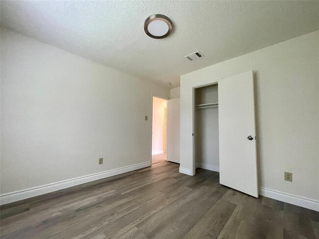 Building Photo - 1729 Cricket Hollow Dr