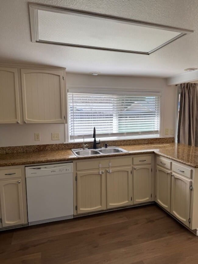 Building Photo - AVAILABLE NOW!!  LARGE, REMODELED 3 BEDROOM HOME / LARGE FENCED YARD