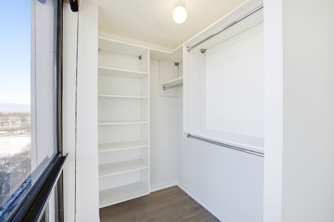 Building Photo - 4343 N Clarendon Ave