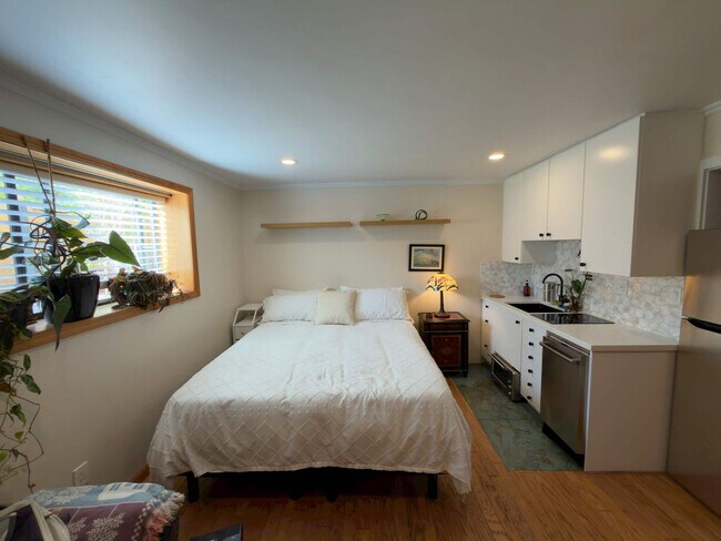 Building Photo - 3148 College Ave