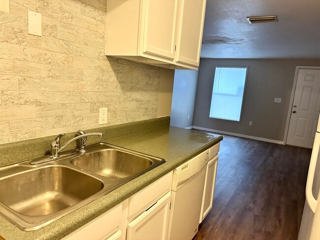 Building Photo - 38421 13th Ave