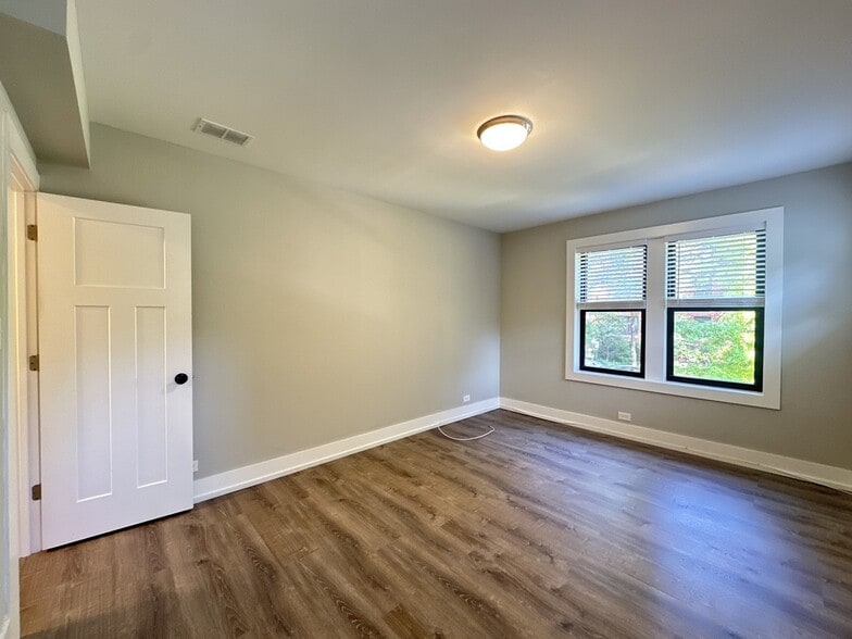 Building Photo - 1122 Maple Ave
