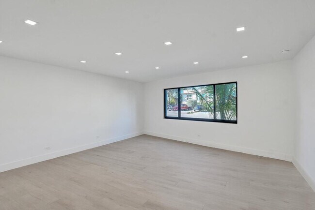 Building Photo - 840 SE 22nd Ave