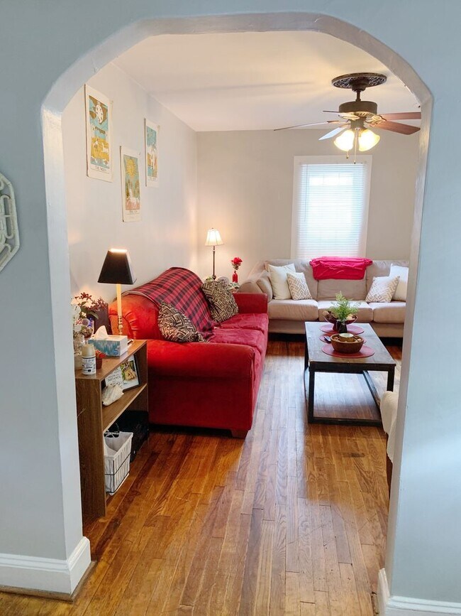 Building Photo - 3 Bedrooms 2 Full Bathrooms with fenced in...