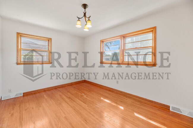 Building Photo - 1022 S Capri Ln