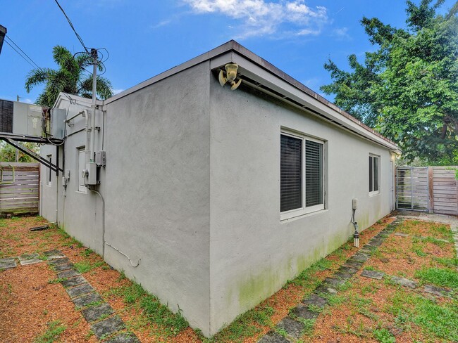 Building Photo - Gorgeous New 3 bedroom 2  bath - one Story home in Oakland Park