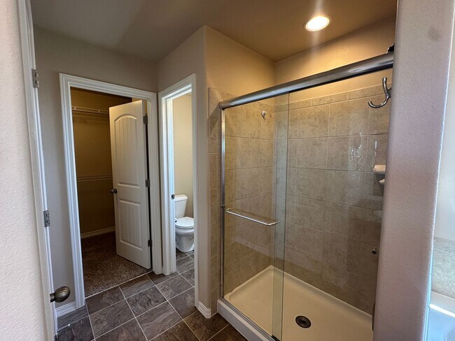 Building Photo - Stunning 4 Bed Home with Hot Tub in Founta...