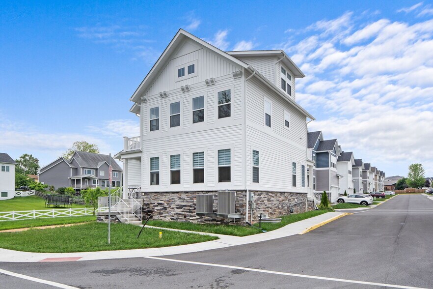 Building Photo - 43822 Jenkins Ln