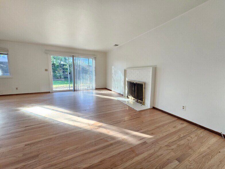 Building Photo - 819 Linden Ln