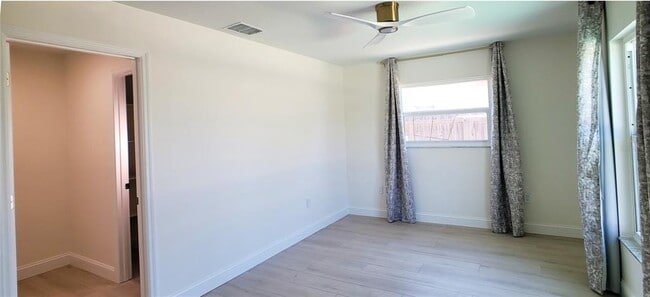 Building Photo - 4018 29th Ave W