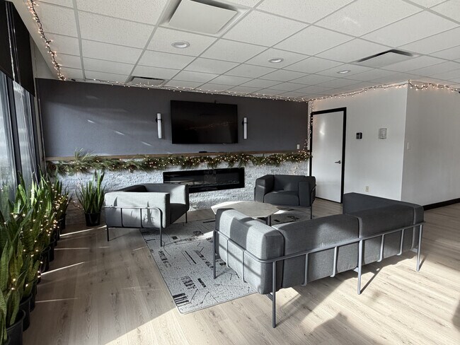 Building Photo - 2020 N Lincoln Park W