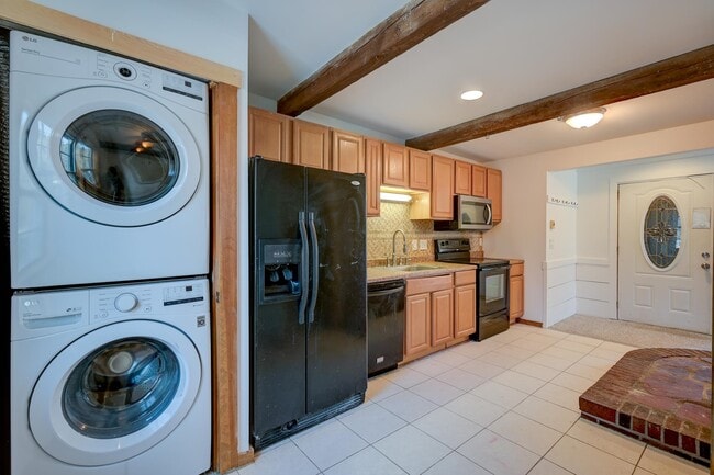 Building Photo - 99 Pine St