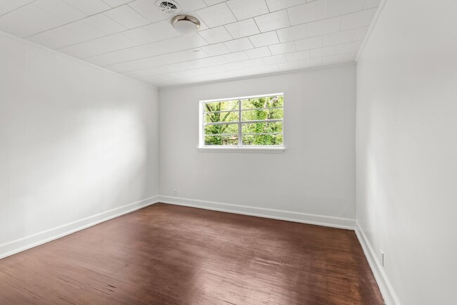 Building Photo - Beautifully Renovated 4 Bedroom 2 Bath Hom...