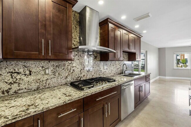 Building Photo - 633 Solar Isle Dr