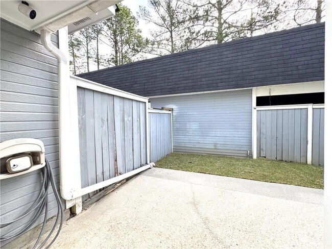 Building Photo - 5900 Grelot Rd