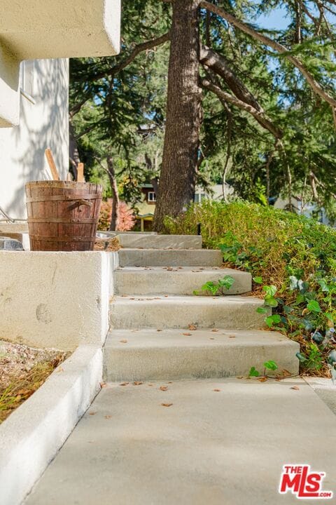 Building Photo - 3015 Beachwood Dr