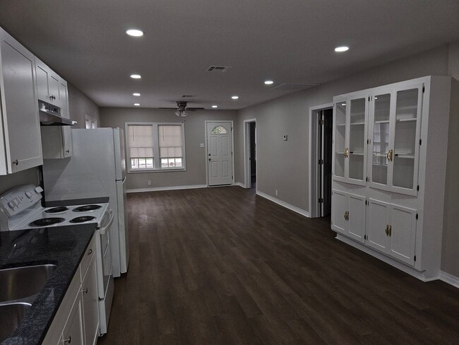 Building Photo - Available Now! RENT SPECIAL!