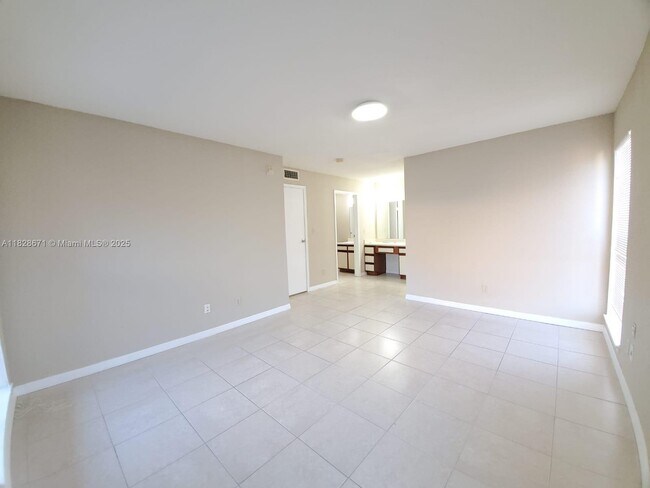 Building Photo - 833 Riverside Dr