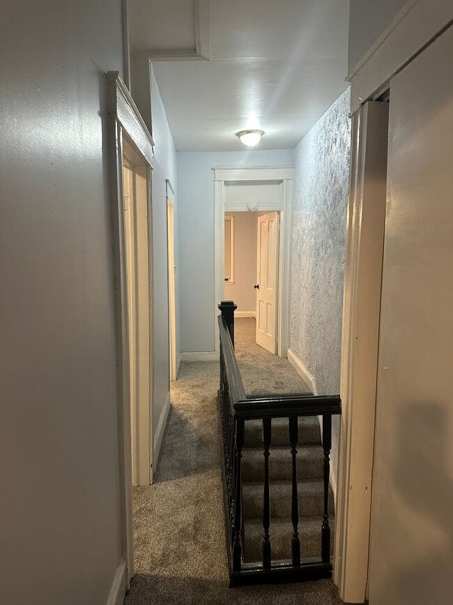 Building Photo - Spacious Rooms! Finished Basement! W/D Hook-Up!! Available Now!