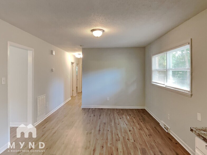 Building Photo - 3211 Spring Valley Dr