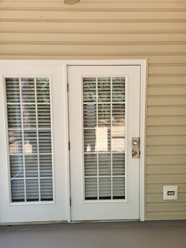 Building Photo - "Charming 2-Bedroom Townhouse on Skillmast...