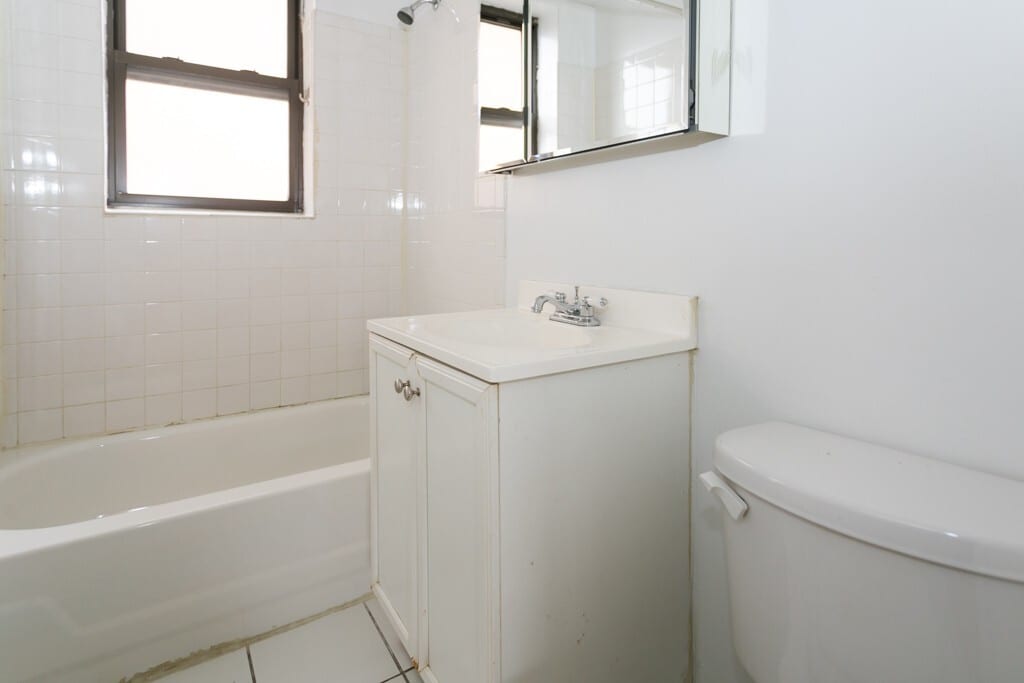 Building Photo - 3727 N Pine Grove Ave