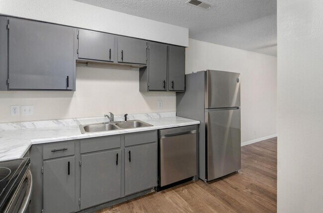 Building Photo - 1221 S Park Ave