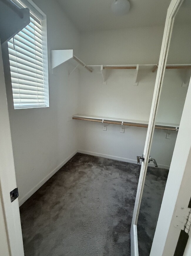 Building Photo - $500 OFF MOVE IN - Must take possession within 14 days.  Located in the desirable Vista Bella com...