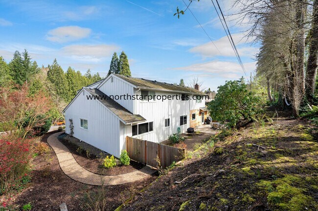 Building Photo - Lake Oswego Beauty Next to Tryon Creek