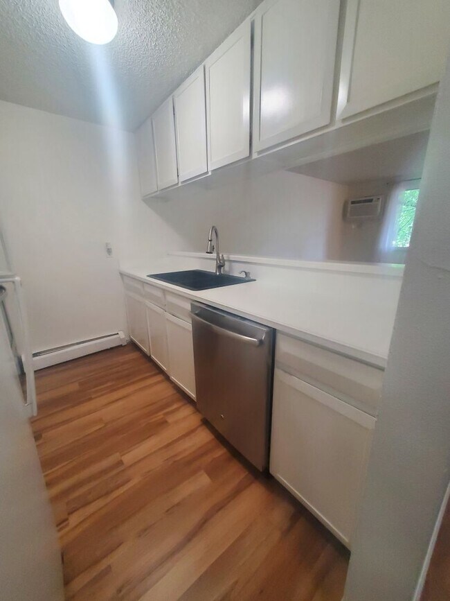 Building Photo - Large and Spacious One Bedroom Available i...