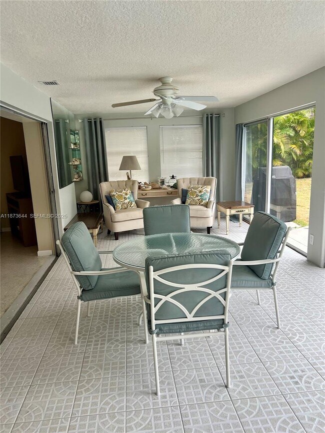 Building Photo - 1241 Manor Dr