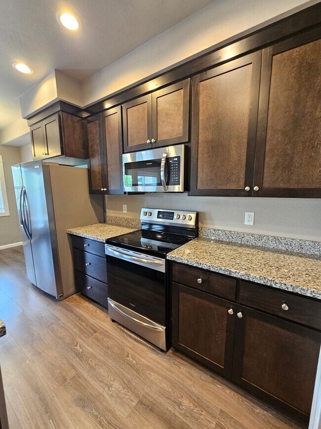 Building Photo - Beautiful Townhome in East Medford