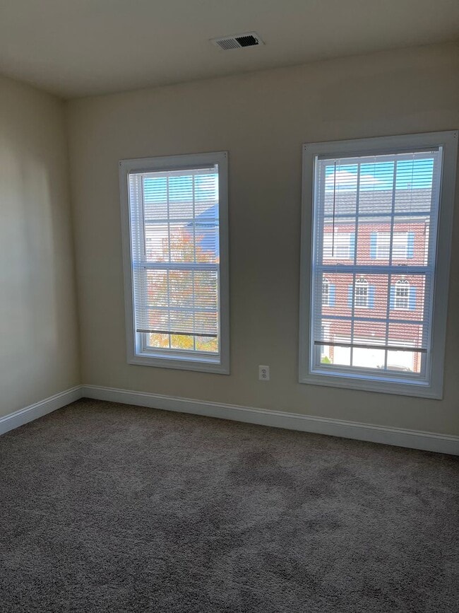 Building Photo - Large Townhouse In Haymarket