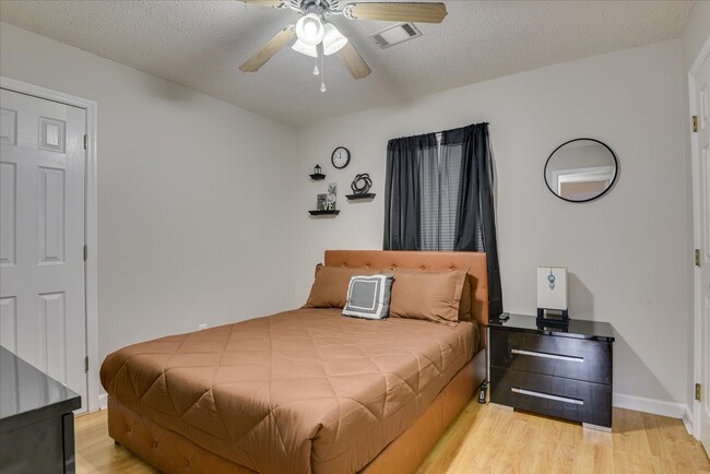 Building Photo - 4 bedroom 2.5 bath home on the water with ...