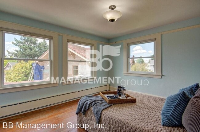 Building Photo - 3 br, 1.5 bath House - 5137 NE Wisteria Drive