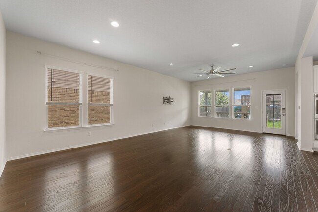 Building Photo - 942 Blue Violet