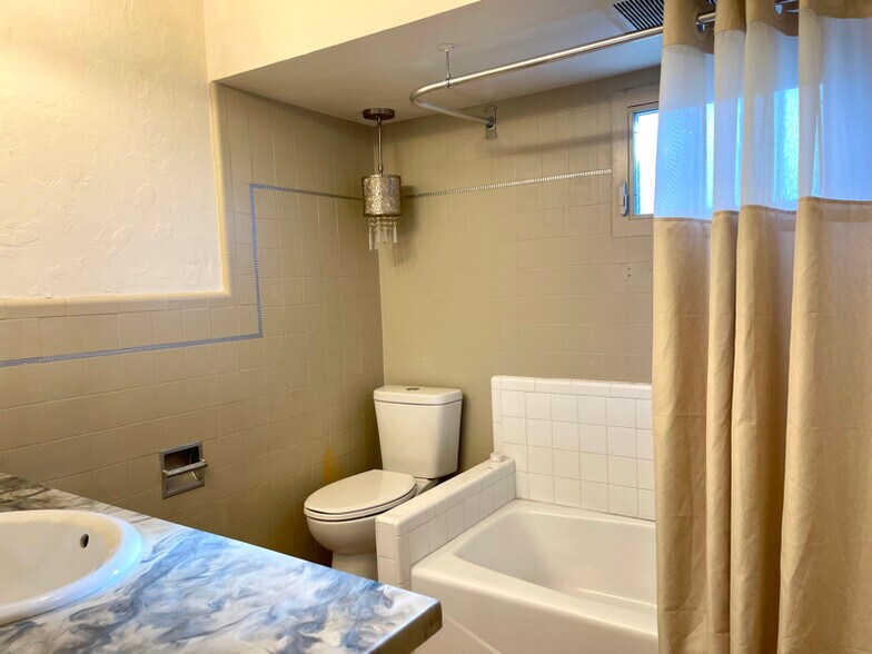 Building Photo - 592 Locust St S